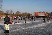 Eisstockschiessen und Schlittschuh fahren auf dem Ostparksee (Foto: Martin Schmitz)